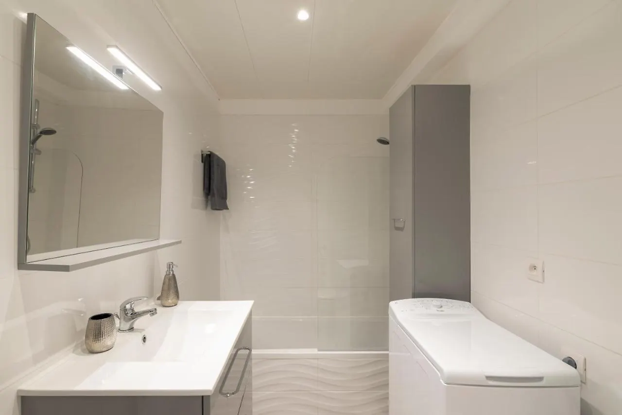 Appartement 2 Pieces Au Calme Proche Martinez Avec Parking Prive Cannes