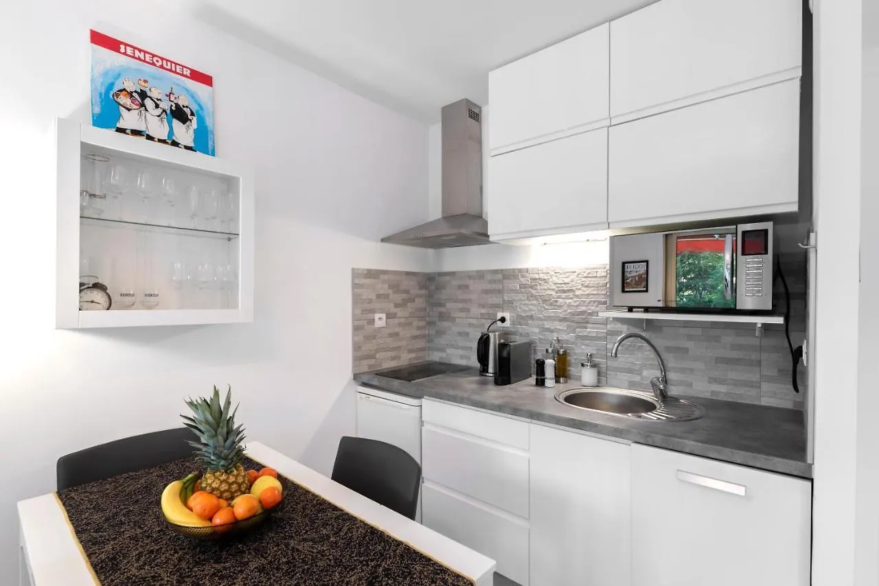 Appartement 2 Pieces Au Calme Proche Martinez Avec Parking Prive Cannes Apartment