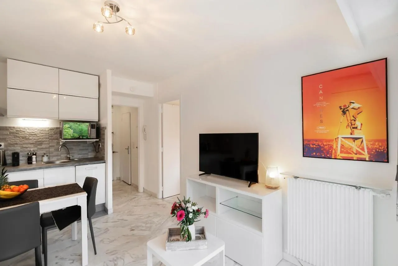 Appartement 2 Pieces Au Calme Proche Martinez Avec Parking Prive Cannes Apartment