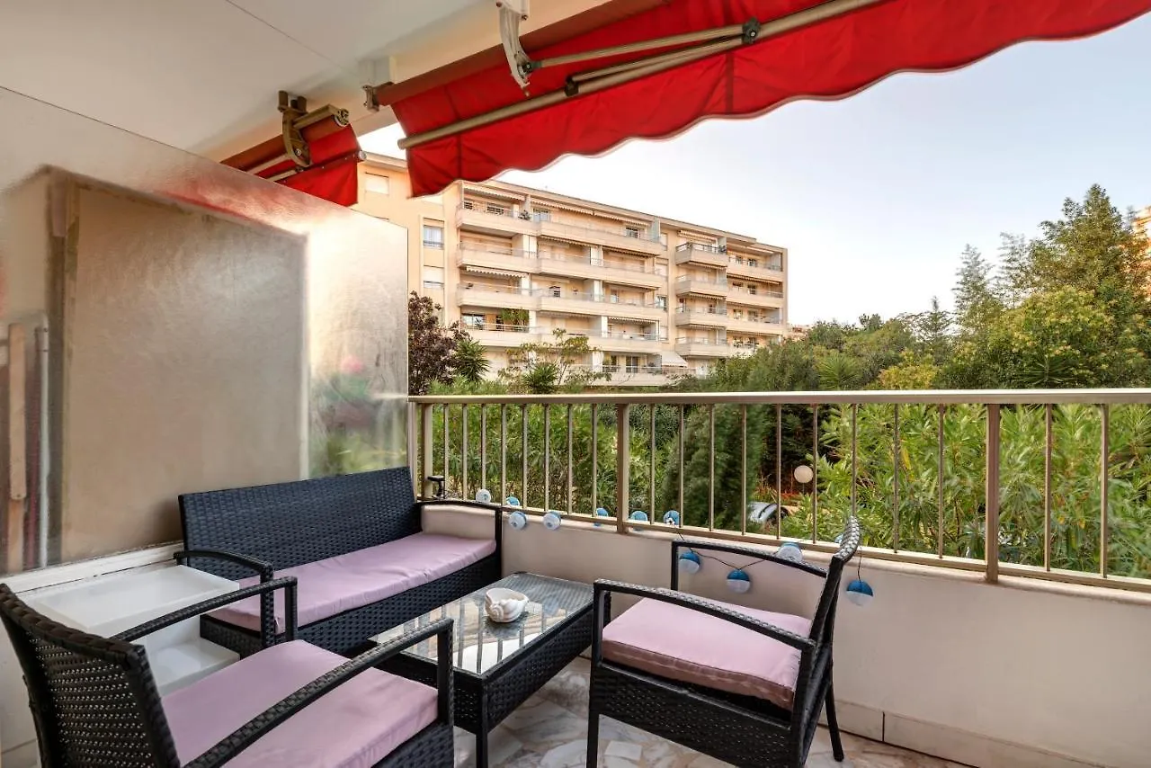 Appartement 2 Pieces Au Calme Proche Martinez Avec Parking Prive Cannes Frankreich
