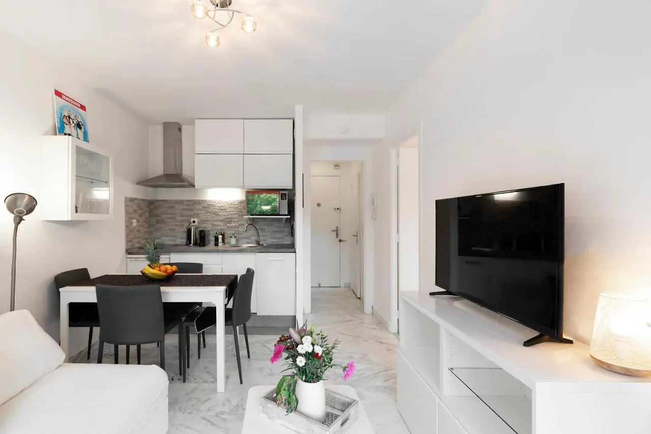 Appartement 2 Pieces Au Calme Proche Martinez Avec Parking Prive Cannes 0*,